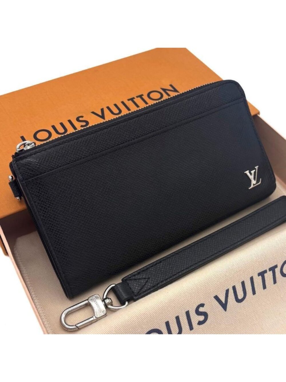 Louis Vuitton Taiga Zippy Dragonne L-shaped Zipper Wallet Clutch